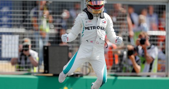 'Sinto que Deus colocou Sua mão sobre mim', diz Lewis Hamilton sobre riscos de correr na F1