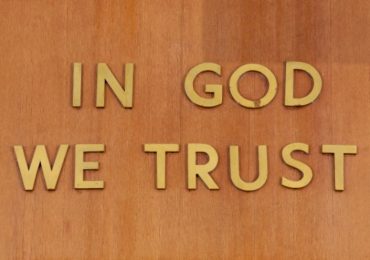 'Em Deus nós confiamos': escolas da Flórida exibirão lema a partir do próximo ano letivo
