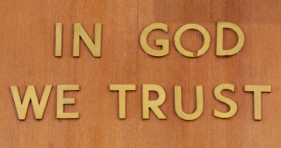 'Em Deus nós confiamos': escolas da Flórida exibirão lema a partir do próximo ano letivo