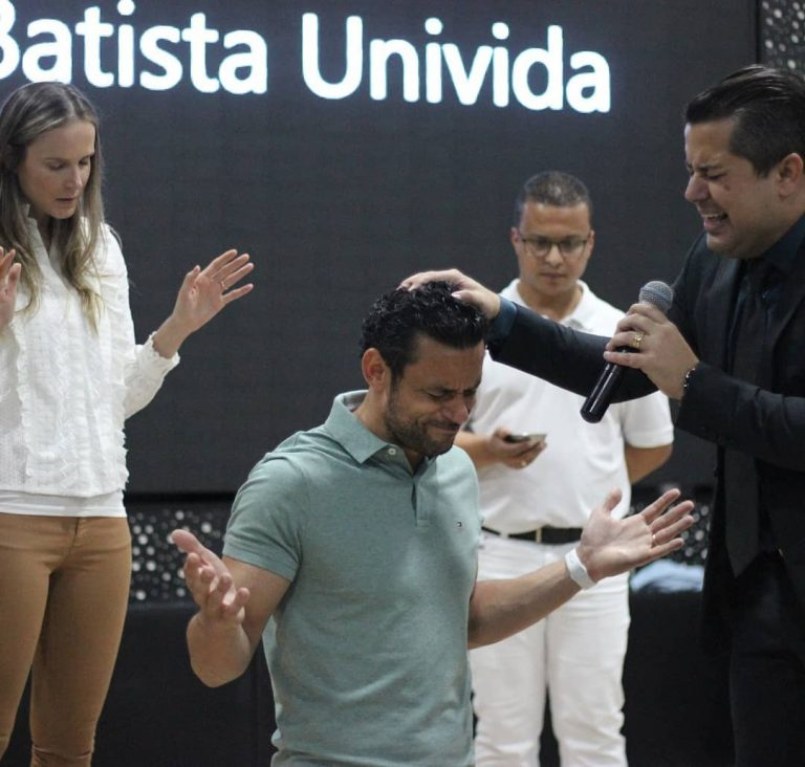 Deixando noitadas e bebidas para trás, jogador Fred se dedica à fé cristã -  Guiame