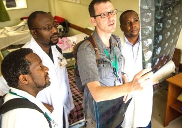 Médico larga o conforto nos EUA para ser missionário na África, com esposa e quatro filhos