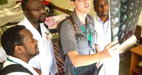 Médico larga o conforto nos EUA para ser missionário na África, com esposa e quatro filhos