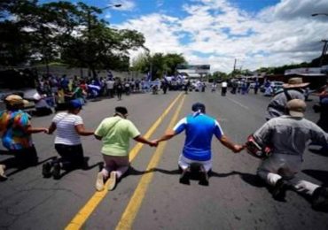 Evangélicos da Nicarágua se ajoelham para orar na rua contra o governo socialista de Ortega