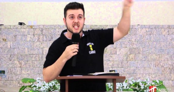 Jovem se converte após conversa de pastores sobre Deus em jogo de videogame