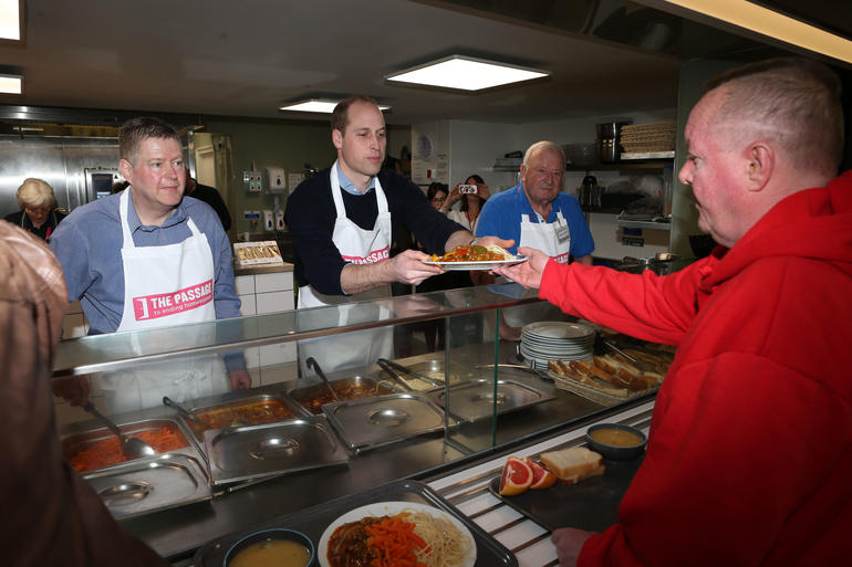 Resultado de imagem para fotos Príncipe William segue os passos da mãe ao servir comida para pessoas sem-abrigo