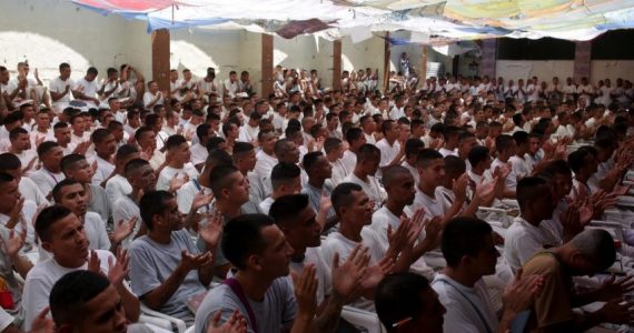 “A prisão não precisa ser o fim”, diz delegacia citando o batismo de presos