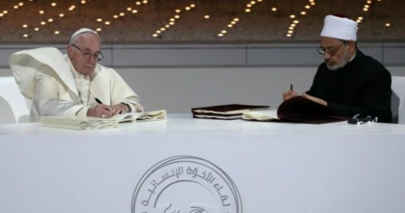 Pacto com líder islâmico evidencia que o papa trabalha por uma religião única, aponta escritor