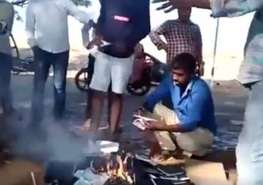 Hindus queimam quase 1.000 Bíblias publicamente durante campanha eleitoral na Índia