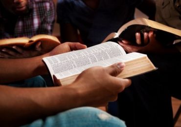 A Bíblia completa já está disponível em 700 línguas