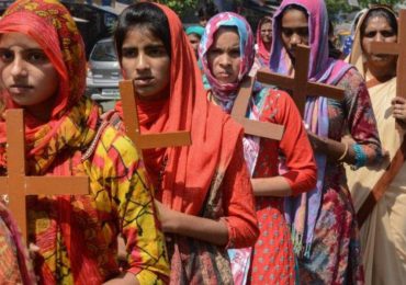Desolados, cristãos assistem a própria igreja em construção ser demolida na Índia