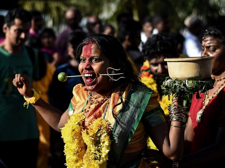 Casal hindu que tentou se matar ouve a voz de Deus ao ver pastor lendo a Bíblia