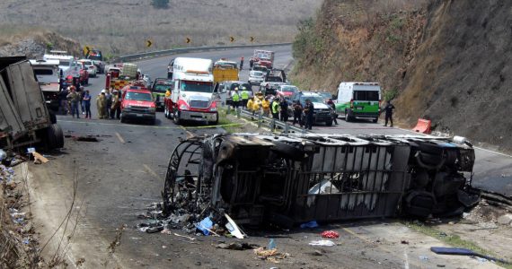 acidente com ônibus de fiéis no México