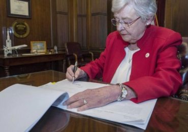 Governadora do Alabama sanciona lei que baniu o aborto: “Toda vida é dom de Deus"