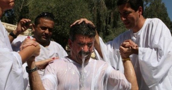 Ex-muçulmanos cristãos são batizados no Oriente Médio