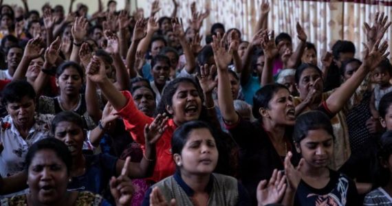 Cristãos atacados no Sri Lanka fazem culto e passam uma hora cantando para Jesus