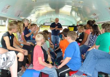 Escola bíblica em ônibus escolar