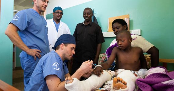 Médicos como anjos de Deus na África