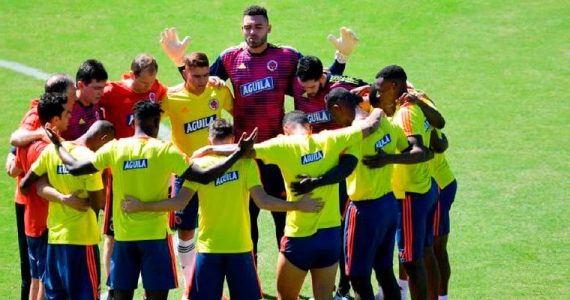 Jogadores da Colômbia oram a Deus