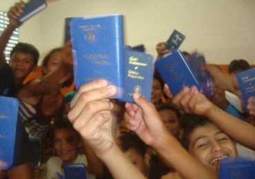 Cristãos distribuem bíblias em local proibido