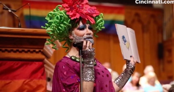 Drag Queen lê livro LGBT em culto da Igreja Presbiteriana