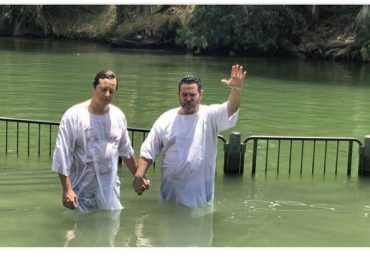 Colunista da Globo noticiou batismo de forma preconceituosa, afirmam pastores
