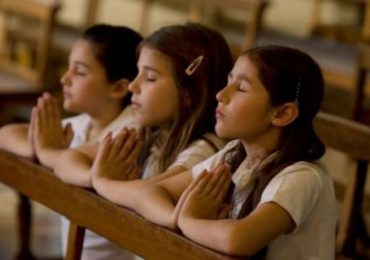 Crianças orando na igreja