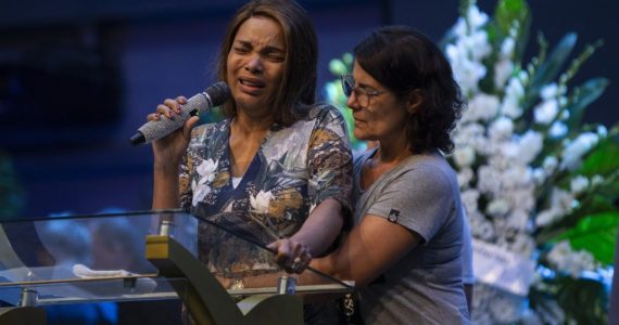 Pastora, cantora e deputada Flordelis chora no velório do pastor Anderson do Carmo