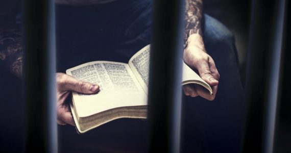 Presos poderão conquistar redução de pena com leitura da Bíblia se projeto for aprovado
