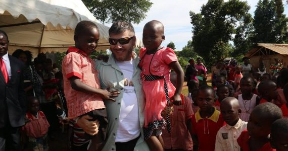 Crianças ajudadas por missão evangélica na África
