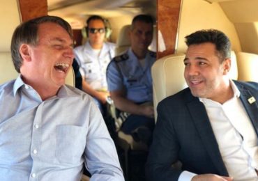 presidente Jair Bolsonaro ao lado do pastor Marco Feliciano em viagem oficial