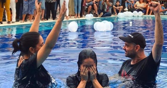 Priscila Nocetti foi batizada nas águas