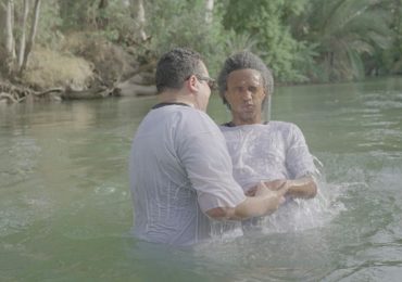Willian é batizado no rio jordão antes de convocação para seleção brasileira