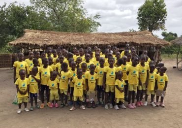 Missionários fazem trabalho com crianças na África