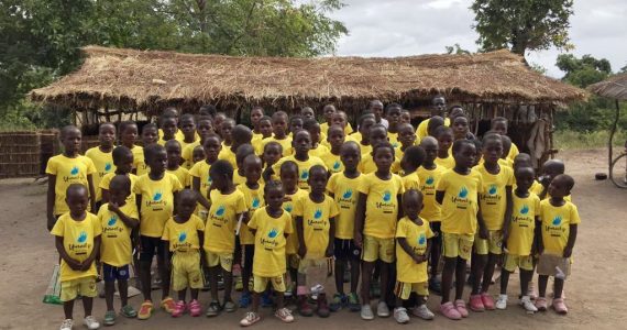 Missionários fazem trabalho com crianças na África