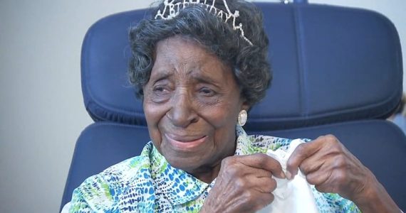 Mulher idosa de 110 anos testemunha a sua fé em Deus