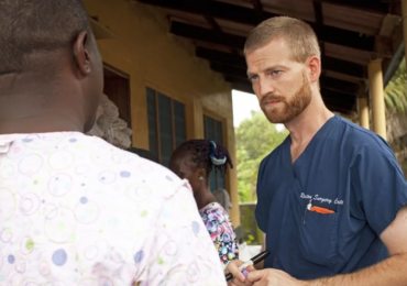 Médico cristão que pegou ebola volta para a África
