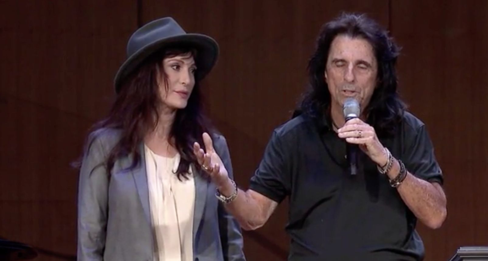 Roqueiro Alice Cooper fala sobre sua vida após conversão ao