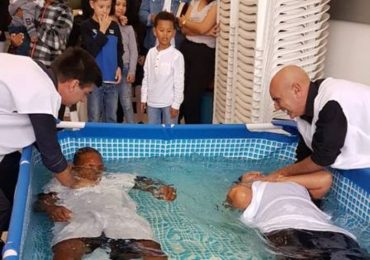 Jogador Lincoln Henrique e esposa, Adriana Muller, são batizados
