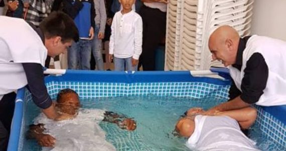 Jogador Lincoln Henrique e esposa, Adriana Muller, são batizados