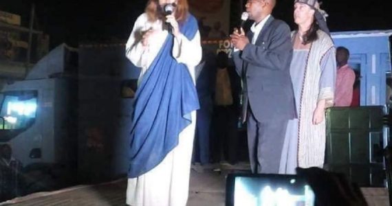 Pastor africano usa homem vestido com túnica como se fosse Jesus para atrair fiéis