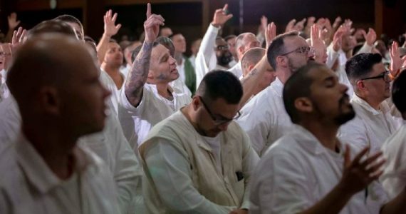 Pastor prega para detentos no presídio