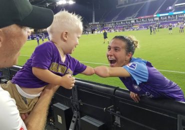 Jogadora de futebol com deficiência viraliza com foto de bebê na internet