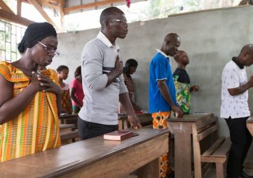 Cristãos com surdez recebem Bíblias na linguagem de sinais