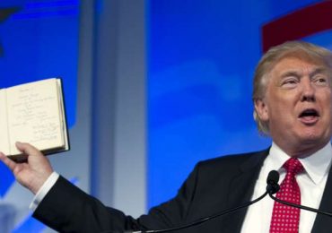 Trump retira tarifas de importação da Bíblia produzida na China