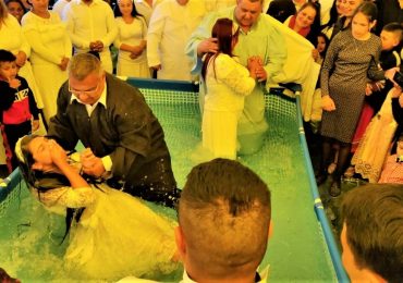 Jovens realizam batismo coletivo em aldeia