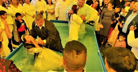Jovens realizam batismo coletivo em aldeia