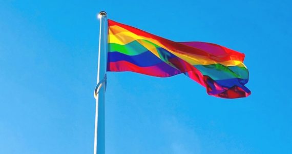 Parlamentares aprovam resolução culpando pessoas de fé por aumento do suicídio entre LGBT