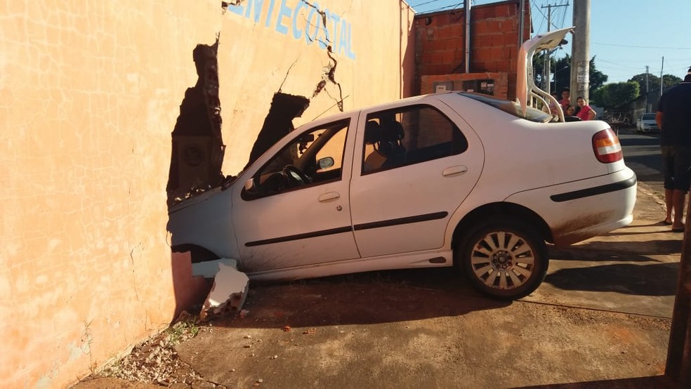 Motorista perde controle e carro invade igreja pouco antes do início do culto