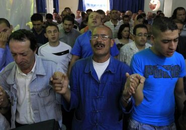 Cristãos oram contra o fechamento de uma igreja, na Argélia