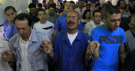 Cristãos oram contra o fechamento de uma igreja, na Argélia